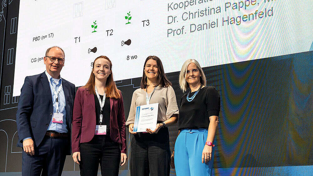 Der erste Platz für Forschungsförderung ging in diesem Jahr an Dr. Christina Laetitia Pappe, M.Sc. (3. v. l., Poliklinik für Zahnerhaltung und Parodontologie, Universitätsklinikum Leipzig) für ihr Forschungsprojekt „Beeinflusst eine pflanzenbasierte Ernährung das orale Mikrobiom? Eine Sekundäranalyse einer randomisierten, kontrollierten Studie.“ Hierfür soll eine Sekundäranalyse supra- und subgingivalen Plaqueproben durchgeführt werden, die in einer vorausgegangenen randomisierten, kontrollierten Studie [5] gewonnen wurden. Ziel dieses Projektes ist es, bereits beschriebene klinische Effekte mikrobiologisch zu überprüfen und klinische Parodontologie mit moderner Mikrobiomforschung zu verbinden.