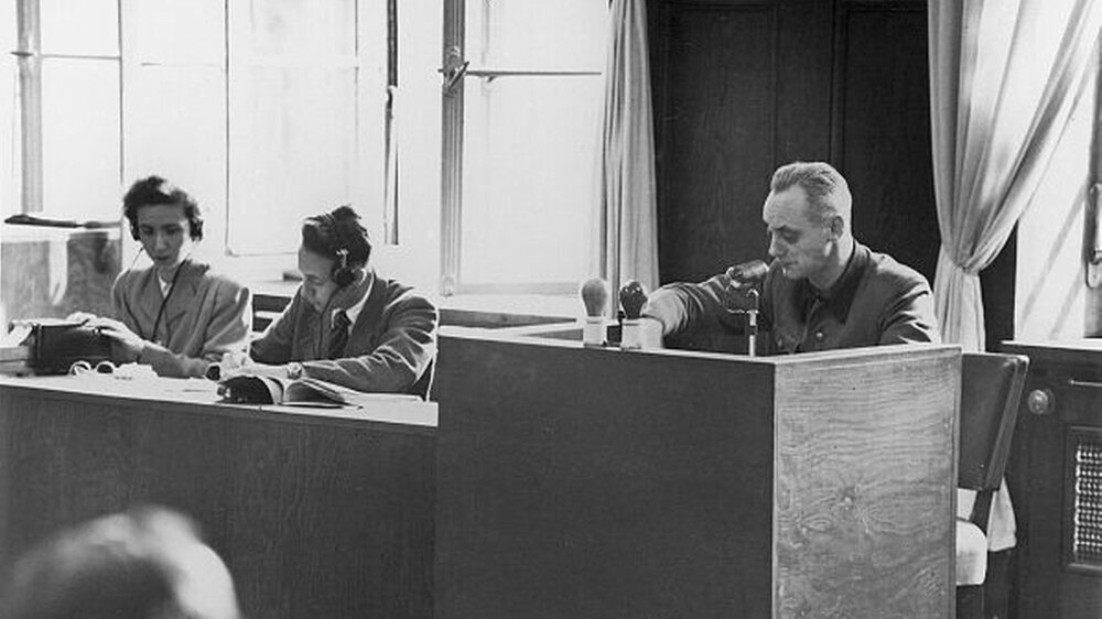 Nur punktuell wurde die Geschichte der deutschen Zahnärzteschaft bisher aufgearbeitet, etwa im Rahmen der Nürnberger Prozesse gegen Hermann Pook. Er war in den letzten Kriegsjahren vorgesetzter Zahnarzt aller Zahnärzte in den Konzentrationslagern. |