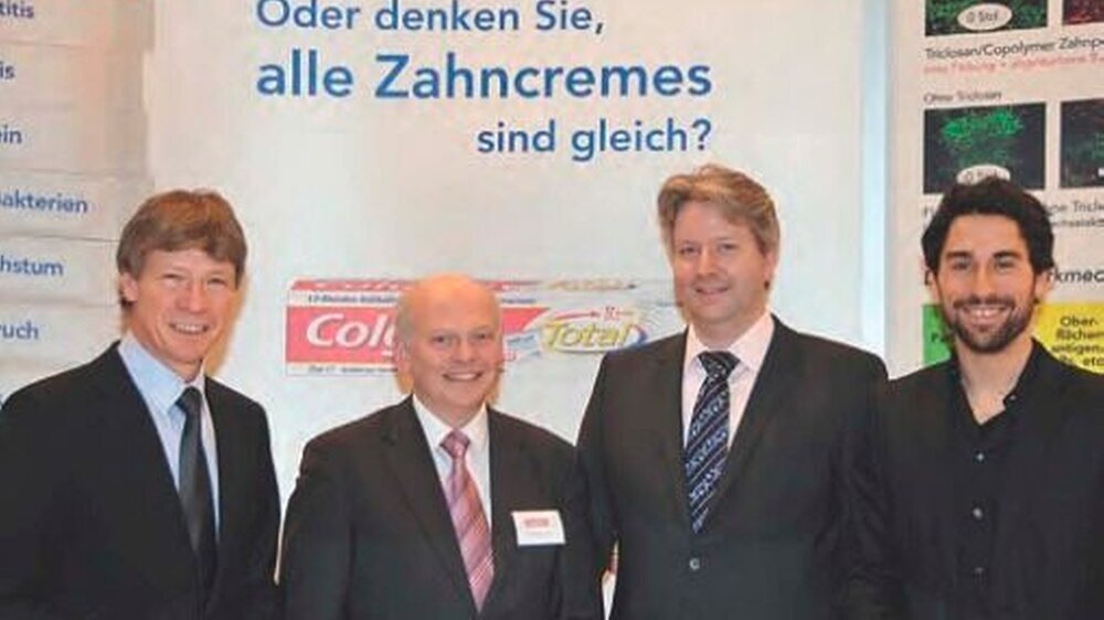Dr. Dietmar Oesterreich, BZÄK, Michael Warncke, Colgate, Dr. Gordan Sistig, ZÄKWL, und PD Dr. Henrik Dommisch, Universitätsklinikum Bonn, auf der Diabetes- Messe 2010 in Münster (v.l.n.r.)