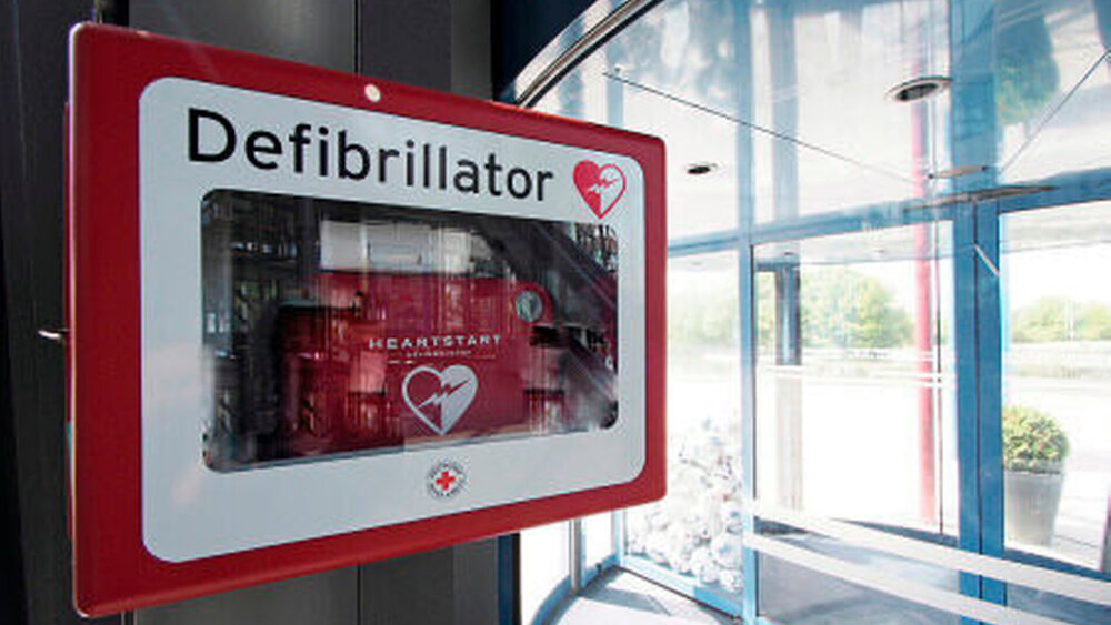 Defibrillatoren sind heutzutage in vielen öffentlichen Gebäuden wie Flughäfen, Bahnhöfen und großen Einkaufszentren zu finden. |