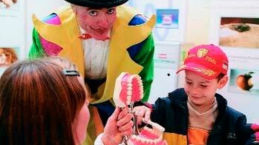Bei Clown Hip lernten Kinder spielerisch, was es mit gesunden Zähnen auf sich hat. Das badenwürttembergische Forum Zahngesundheit erfreut sich immer wieder großer Beliebtheit.