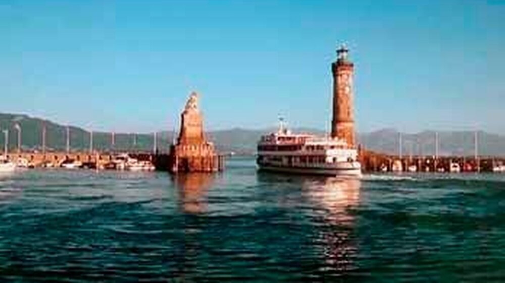 Hafenausfahrt am Bodensee: das Tor zur Alpenwelt und Sinnbild für die Konstanzer
