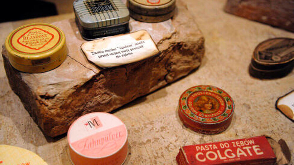 Ende des 19. Jahrhunderts war es üblich, sich mit Zahnpulver die Zähne zu reinigen. |