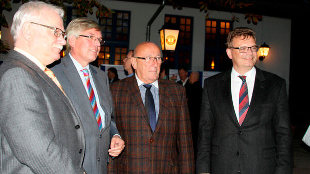 BZÄK-Vizepräsident Prof. Dr. Christoph Benz, Zahnärztekammerpräsident Dr. Frank Dreihaupt, Harald Möllring, Minister für Wirtschaft und Wissenschaft des Landes Sachsen-Anhalt, und der KZV-Vorsitzende Dieter Hanisch (v.r.n.l.)