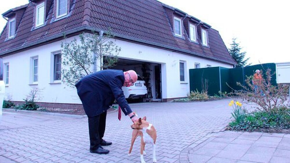Der Präsident vor seinem Haus. Für das Private war bisher wenig Zeit - das wird sich jetzt ändern.
