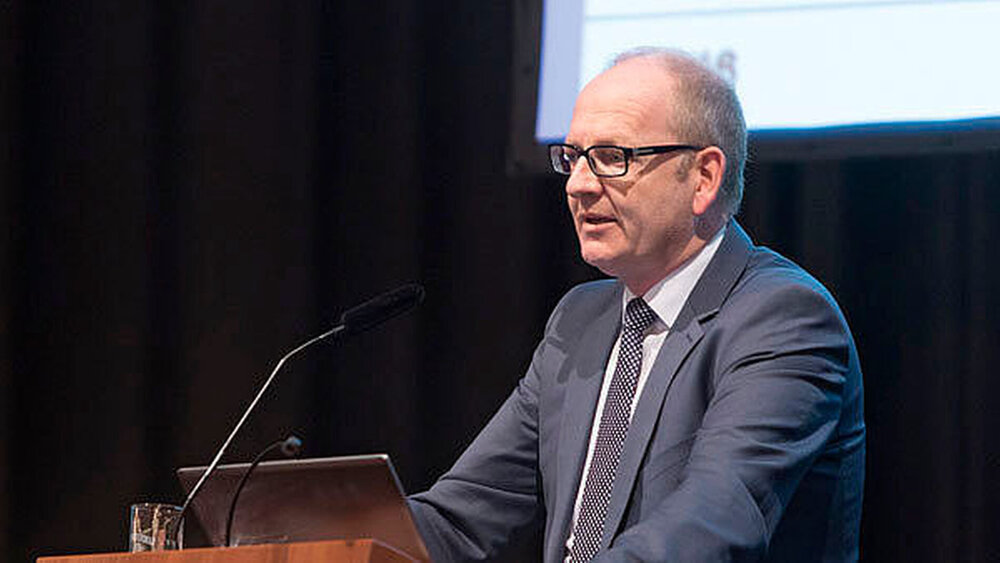 ZA Martin Hendges, stellvertretender Vorsitzender der KZV Nordrhein, referierte zu MVZ: „Zentralisierungstendenzen in wohlhabenden städtischen Regionen sind ebenso wie die verstärkte Kommerzialisierung der zahnärztlichen Versorgung in MVZ durch gegebenenfalls sogar nichtzahnärztliche Investoren und die Schaffung von Großstrukturen kontraproduktiv.“ |