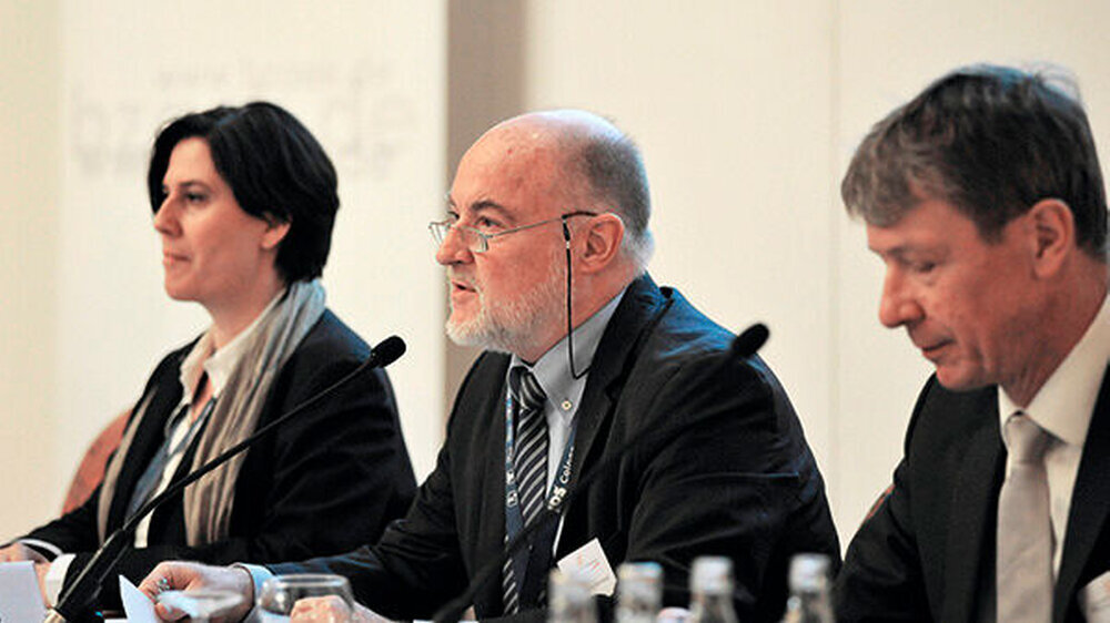 Eröffnung der KoKo auf der IDS in Köln (v.l.n.r.): Jette Krämer, Leiterin der Presse- und Öffentlichkeitsarbeit der BZÄK, Dr. Wolfgang Schmiedel, Vorstandsreferent der BZÄK für Soziale Aufgaben/Hilfsorganisationen, und Prof. Dietmar Oesterreich, Vi