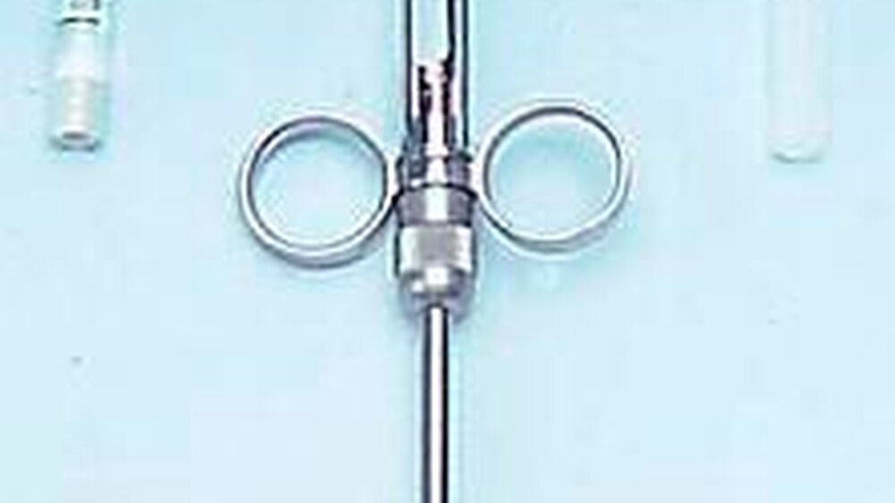 Abb. 1: Zylinderampullensystem. Rechts: Einmalkanüle in Schutzhülse mit unversehrtem Papiersiegel. Mitte: Spritze aus Metall, wird nach jeder Benutzung aufbereitet. Links: „Zylinderampulle“ mit Injektionslösung.