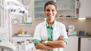 junge Zahnärztin in der Praxis