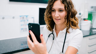 Videochat mit einer jungen Ärztin