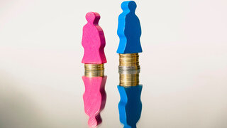 Gender pay gap mit Spielsteinen auf Münzen