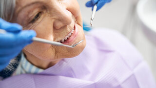 alte Frau beim Zahnarzt