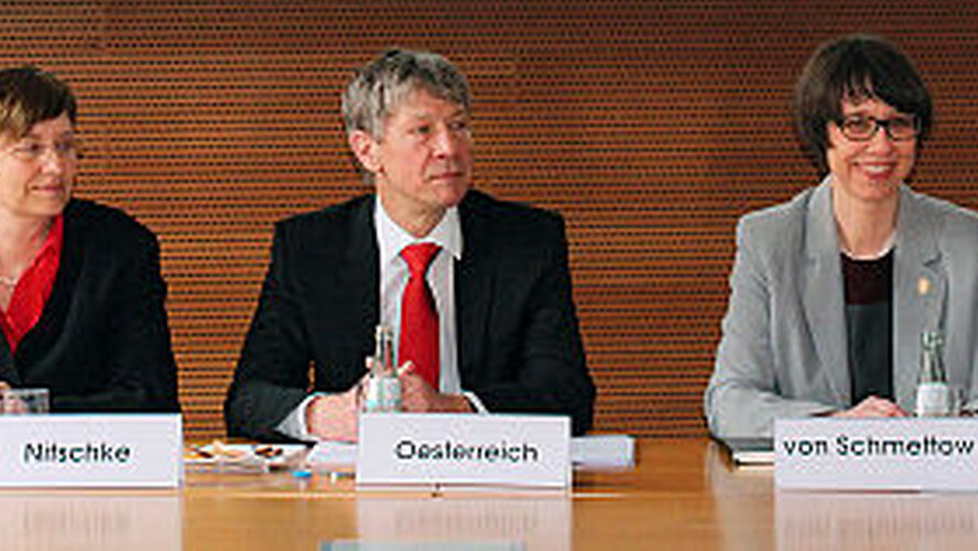 Kämpfen für eine bessere Mundgesundheit: Prof. Dr. Ulrich Schiffner, Prof. Dr. Ina Nitschke, Prof. Dr. Dietmar Oesterreich, Dr. Marianne Gräfin Schmettow und Prof. Dr. Andreas Schulte (v.l.n.r.). |