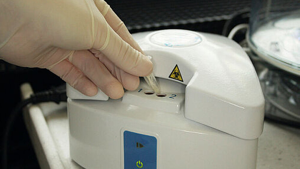 149291-flexible-1900 Abbildung 2: Durch eine zweiminütige Erhitzung bei 96° Celsius wird die Zellwand der Bakterien aufgebrochen und die bakterielle DNA in die Lösung freigesetzt. Dann werden die Papierspitzen aus dem Analyseröhrchen entnommen. |