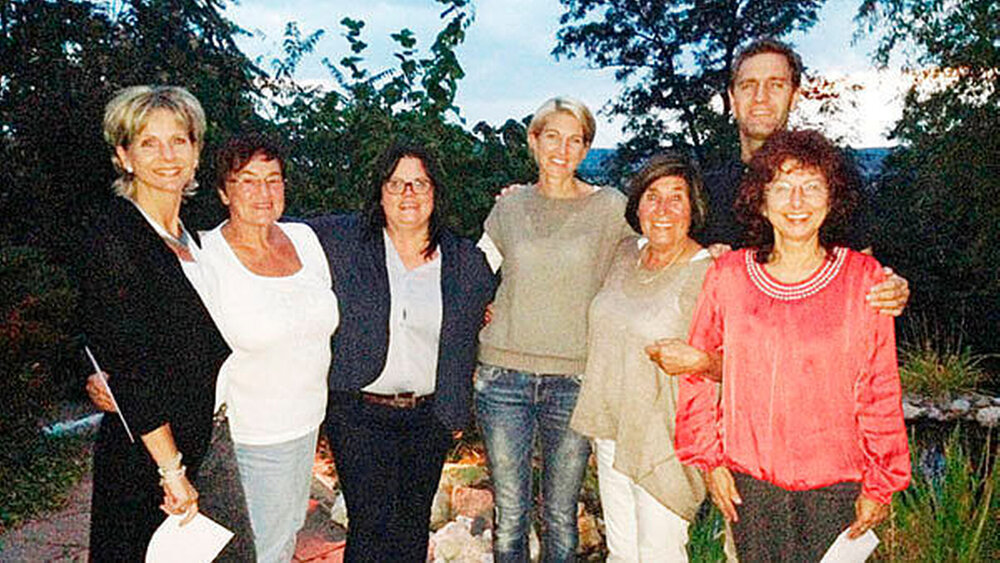 Das Team beim Sommer-Teamday, von links: Sandra Nießl, Hanny Kastner, Nicole Hecht, Dr. Julia Glamsch, Dr. Emmy Glamsch, Dr. Jochen Glamsch, Anita Schober. |