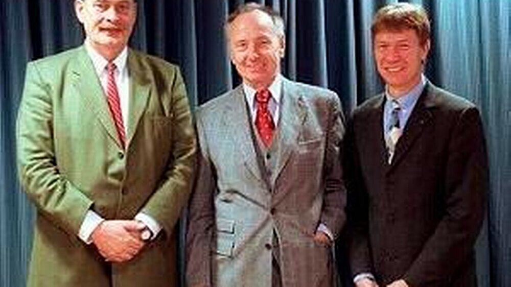 „Es ist sinnvoll eher Taten als starke Worte walten zu lassen“: \r\nBZÄK-Präsident Dr. Dr. Jürgen Weitkamp (m.) mit den beiden Vizepräsidenten Dr. Wolfgang Sprekels (l.) und Dr. Dietmar Oesterreich (r.)