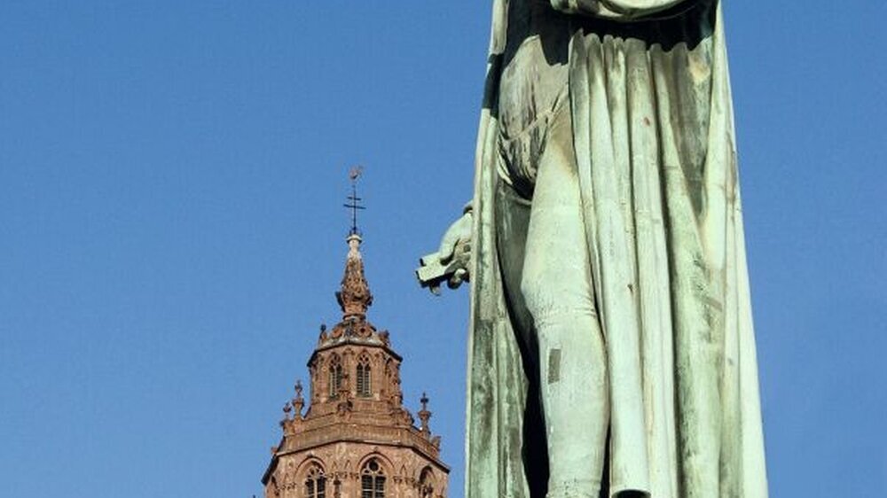 Abbildung 1: Im Schatten Gutenbergs und des Doms bot Mainz über 1 700 Teilnehmern eine interessante kiefer orthopädische Fortbildungstagung.