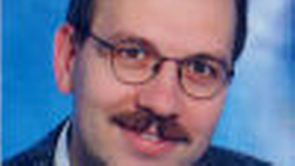 PD Dr. med. dent. Mike T. John, MPH, PhD\r\n\r\nGeb. 1965, Studium der Zahnmedizin in Halle-Wittenberg, Studium von Public Health (Master of PH) und Epidemiologie (Doctor of Philosophy) an der University of Washington, Seattle, 1992 bis 2003: Poliklinik f
