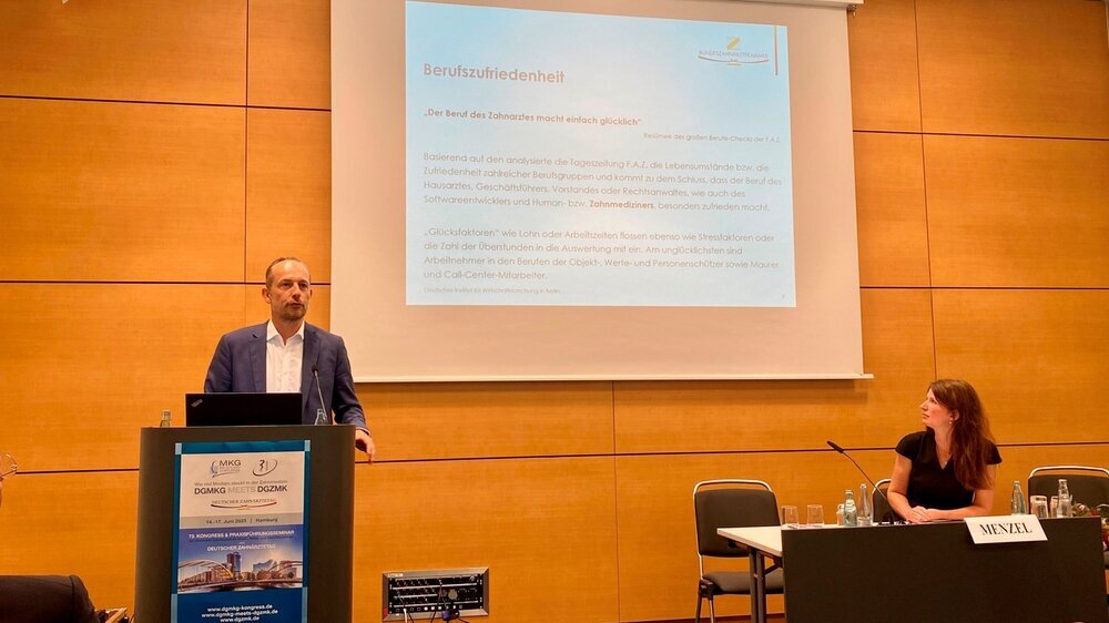Konstantin von Laffert, Vizepräsident der Bundeszahnärztekammer und Präsident der Zahnärztekammer Hamburg, eröffnete am Samstag den Zukunftskongress der Bundeszahnärztekammer mit seinem Vortrag „Wo die glücklichen ZahnärztInnen arbeiten“. Von Laffert trug Faktoren zusammen, die allgemein für die Berufszufriedenheit beziehungsweise -unzufriedenheit entscheidend sind. Dazu zählt zunächst die Umgebung des Arbeitsplatzes, die hierarchische Position, die objektiv und subjektiv wahrgenommenen Freiheitsgrade bei zahnärztlichen Behandlungsentscheidungen sowie Stress durch Pendeln. Das Fazit aus den Studien lautet: mehr Selbstbestimmung macht zufriedener. Im Berufsleben stehen die Pole der Verausgabung (Anforderungen und Verpflichtungen) und Belohnung einander gegenüber. Idealerweise überwiegt dabei die Belohnung (Arbeitsplatzsicherheit Einkommen/Gehalt, Anerkennung). Befragungsergebnisse des Instituts der Deutschen Zahnärzte (IDZ) zeigen allerdings, dass die Zufriedenheit im Zahnmedizin-Studium verhältnismäßig gering ist und hier die Belastung überwiegt, wohingegen in der Assistenzzeit die Zufriedenheit deutlich ansteigt und überwiegt. Viele ZahnärztInnen sind nach wie vor bereit, auf hohem Niveau für eine eigene Praxis zu investieren - insbesondere im Hinblick auf den Wunsch nach Selbstständigkeit/Freiberuflichkeit, Kontakt mit Menschen und der Möglichkeit, einen Heilberuf auszuüben. Dem gegenüber stehen die negativen Faktoren einer staatlichen Reglementierung sowie der Umfang der Verwaltungsarbeiten. Von Laffert zitiert den großen Berufe-Check der FAZ, dessen Fazit lautete „Der Beruf des Zahnarztes macht einfach glücklich“. Was ist es aber, das Zahnärztinnen und Zahnärzte so zufrieden macht? Hauptkriterium scheint die Vereinbarkeit von Beruf und Privatleben zu sein. Interessanterweise nennen die befragten ZahnärztInnen dies sowohl als häufigstes Kriterium für eine Anstellung (feste Arbeitszeiten) als auch für die Niederlassung (Flexibilität als eigener Chef als Möglichkeit für eine ausgewogene Work-Life-Balance). Die Berufszufriedenheit der Zahnärztinnen steigt nicht nur mit dem Einkommen, sondern auch mit der Kinderzahl. Ausschlaggebend für Unzufriedenheit im Beruf ist unter anderem schlechtes Arbeitsklima, die mangelnde Vereinbarkeit von Familie und Beruf, Überlastung, Pendeln. Zahlen der ApoBank zeigen, dass das Alter von ZahnärztInnen, die sich niederlassen, tendenziell steigt: Bei Männern liegt es bei 35,7 und bei Frauen bei 37,7 Jahren. Die Kosten einer Neugründung liegen bei durchschnittlich 567.000 Euro und Frauen neigen scheinbar eher zur Gründung einer Einzelpraxis, während Männer eher zu einer Gemeinschaftspraxis tendieren. Von Laffert fasste zusammen: Glückliche ZahnärztInnen arbeiten selbstständig. Sie sind frei in der Zeiteinteilung, kennen sich mit Abrechnung aus, lassen sich ihre Leistung adäquat bezahlen und bauen sich ihr eigenes Team. Selbstständigkeit heißt selbst gestalten, selbst entscheiden und besser verdienen als im Angestelltenverhältnis.