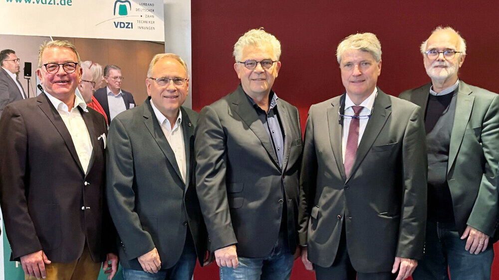 Der neu gewählte VDZI-Vorstand (v.l.): Ludger Wagner, Thorsten Kordes, Thomas Breitenbach, Präsident Dominik Kruchen und Vizepräsident Klaus Bartsch.