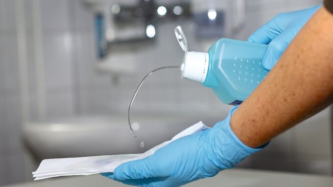 Wischdesinfektion der Oberflächen mit Handtüchern und Handschuhen. Wischdesinfektion der Oberflächen mit Handtüchern und Handschuhen.