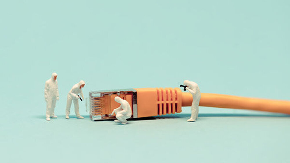 In den kommenden Monaten sollen alle Praxen an Deutschlands größtes elektronisches Gesundheitsnetz angeschlossen werden. In vier Schritten gelingt die Anbindung an die Telematikinfrastruktur:\r\n\r\n1. Angebote einholen und Zeitpunkt für den Einstieg f