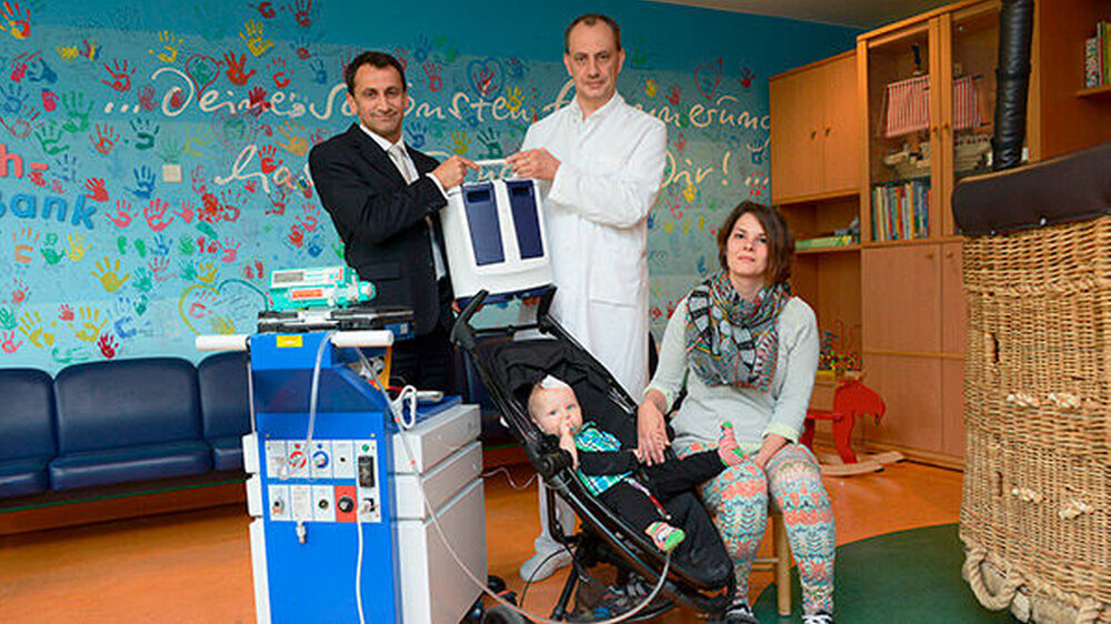 Leon (1) wartet auf ein Spenderherz. Seine Mutter Anja Spiecker zusammen mit Dr. Eugen Sandica und Dr. Ares K. Menon.\r\n\r\n(Foto:).