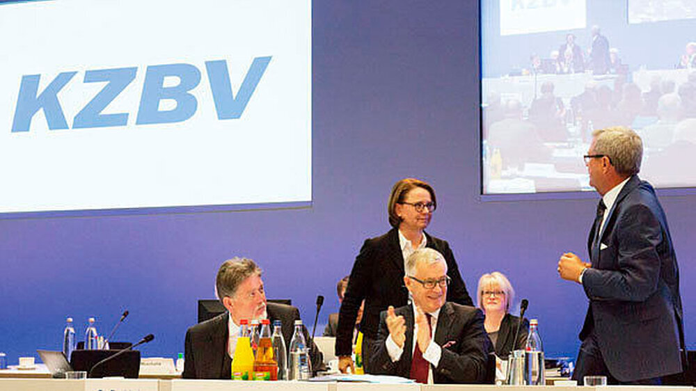 „Und auch jetzt bewerte ich diese Auseinandersetzung als Etappe auf dem Weg zu einem guten Ergebnis.“ BMG-Staatssekreärin Annette Widmann-Mauz (CDU) versuchte auf der Vertreterversammlung der KZBV gut Wetter zu machen. |
