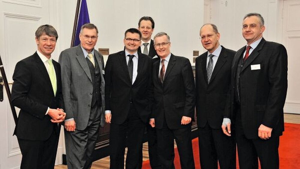 Gastgeber mit Politprominenz (v.l.n.r.): BZÄK-Vizepräsident Prof. Dr. Dietmar Oesterreich, Johannes Singhammer (CSU), Staatssekretär Thomas Ilka, BZÄK-HGF Florian Lemor, der KZBV-Vorsitzende Dr. Jürgen Fedderwitz, BZÄK-Präsident Dr. Peter Engel und Steffen-Claudio Lemme (SPD). |