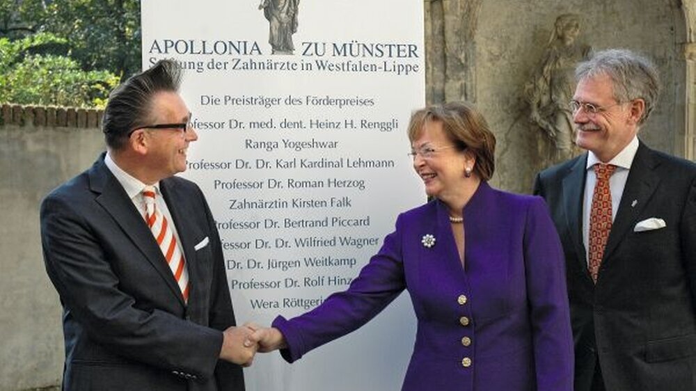 Soziales Engagement verbindet Prof. Dr. Götz Alsmann und Wera Röttgering – darum wählte Dr. Klaus Bartling (v.l.) den Musiker und Entertainer als Laudator für die Preisträgerin.\r\n\r\n