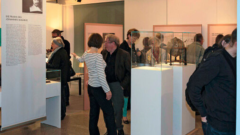 Eine Mischung aus Ausstellungsobjekten und Texten öffnet das Zeitfenster in die historischen Praxen. |