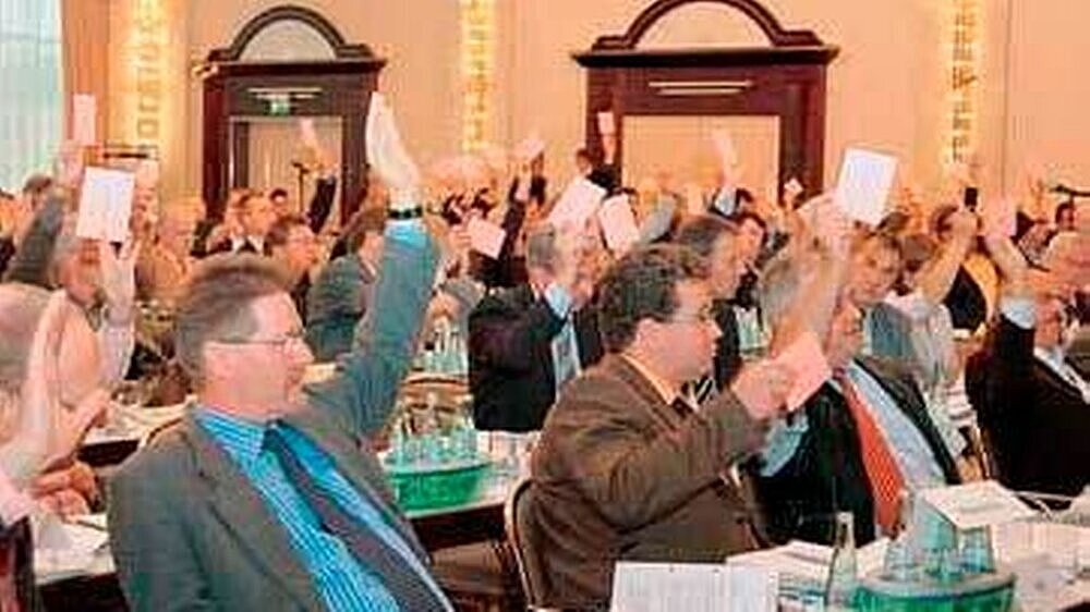 Die FVDZ-Delegierten bei der Abstimmung. Nicht nur in Sachen Selektivverträge gab es unterschiedliche Meinungen.
