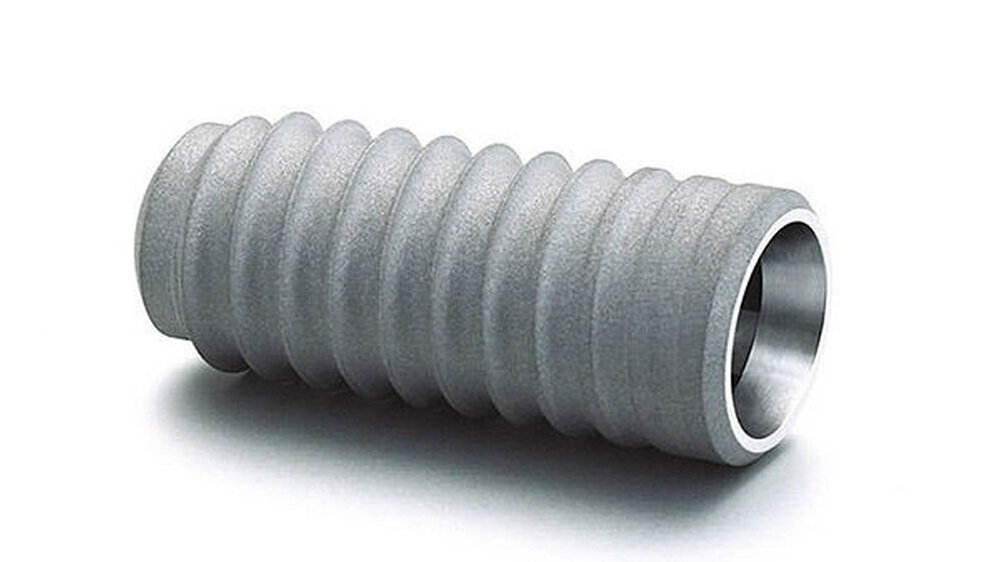 Abbildung 1: Klassisches Bone-level-Implantat mit gezielter topografischer Oberflächengestaltung zur Erhöhung des BIC-Werts (bone implant contact) | Abbildung 1: Klassisches Bone-level-Implantat mit gezielter topografischer Oberflächengestaltung zur Erhöhung des BIC-Werts (bone implant contact) |