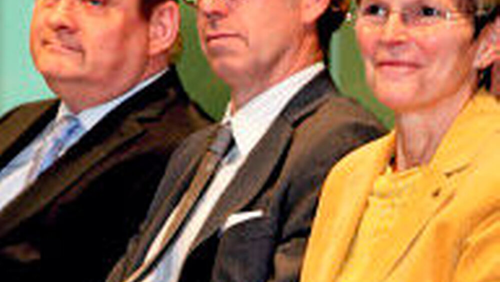 Hermann Göhe, Andreas Gassen und Regina Feldmann (v.l.n.r.) im Lern- und Forschungszentrum der Charité. Die Berufspolitiker wollten auf dem KBV-Infotag die Studierenden für die Niederlassung begeistern. Feldmann wies später darauf hin, dass die Anerkennung für Hausärzte auf dem Land meistens sehr hoch sei. |