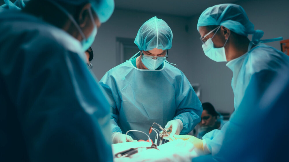 Ein Team von Chirurgen führt eine Herzoperation an einem Patienten durch, das von einer Organspende stammt. Ein Team von Chirurgen führt eine Herzoperation an einem Patienten durch, das von einer Organspende stammt.