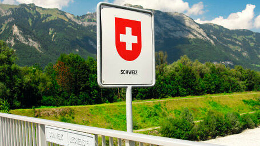 Die Schweizer Bergidylle strahlt eine heile Welt aus – die es in der Gesundheitsversorgung des Nachbarlandes nicht mehr uneingeschränkt gibt. Ärzte fehlen in ländlichen Gebieten, die Branche wird gestützt durch Fachkräfte aus dem Ausland. |