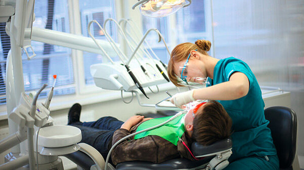 Leisten unentbehrliche Arbeit in den Zahnarztpraxen hierzulande: die Zahnmedizinischen Fachangestellten und die Dentalhygienikerinnen.