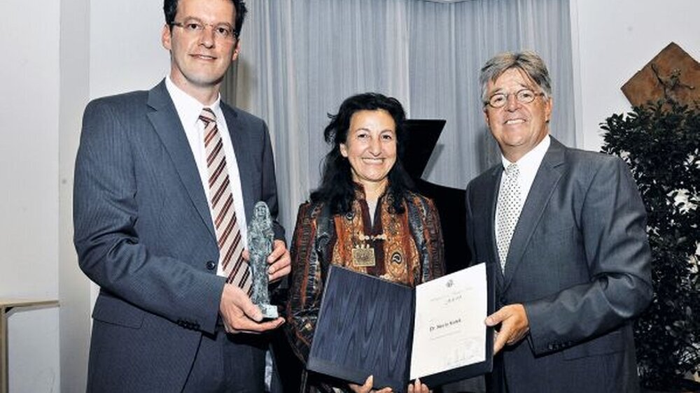 Staatssekretär Michael Ebling (li.) und Kammerpräsident Dr. Michael Rumpf überreichen der Journalistin Necla Kelek die mit 10 000 Euro dotierte Auszeichnung.