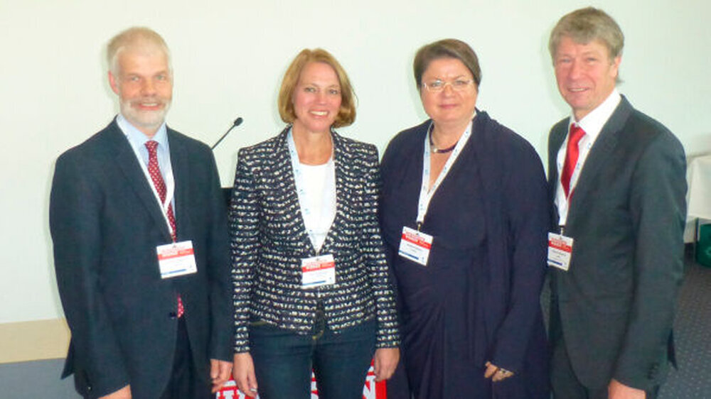 Das Symposium „Gesund beginnt im Mund“ thematisierte die Wechselwirkungen von Schwangerschaft und Mundgesundheit werdender Mütter sowie die Problematik der Frühkindlichen Karies. Am 2. Mai referierten in Hamburg v.l.n.r.: Prof. Dr. Ulrich Schiffner,
