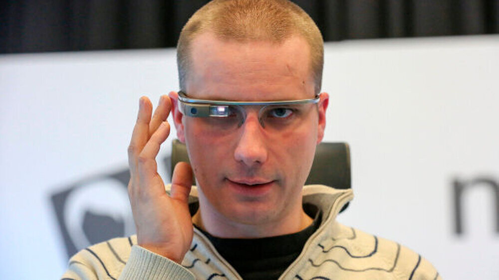Die Glasschair-App bietet Rollstuhlfahrern die Möglichkeit, den Rollstuhl mit Kopfbewegungen und Sprachbefehlen zu steuern.