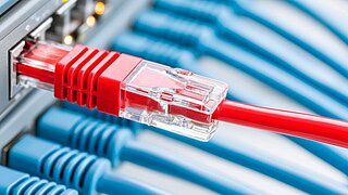 Rotes LAN-Kabel zur Datenübertragen in der TI über den Konnektor.