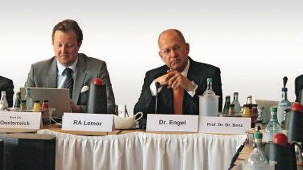 Dichte Arbeitsatmosphäre auf der BZÄK-Klausurtagung (v.l.n.r.): Vizepräsident Prof. Dr. Dietmar Oesterreich, Hauptgeschäftsführer Florian Lemor, Präsident Dr. Peter Engel und Vizepräsident Prof. Dr. Christoph Benz.