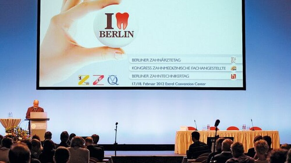 Dr. Jörg-Peter Husemann (l.) und Dr. Wolfgang Schmiedel begrüßten die interessierten Zahnmediziner zur Eröffnung.