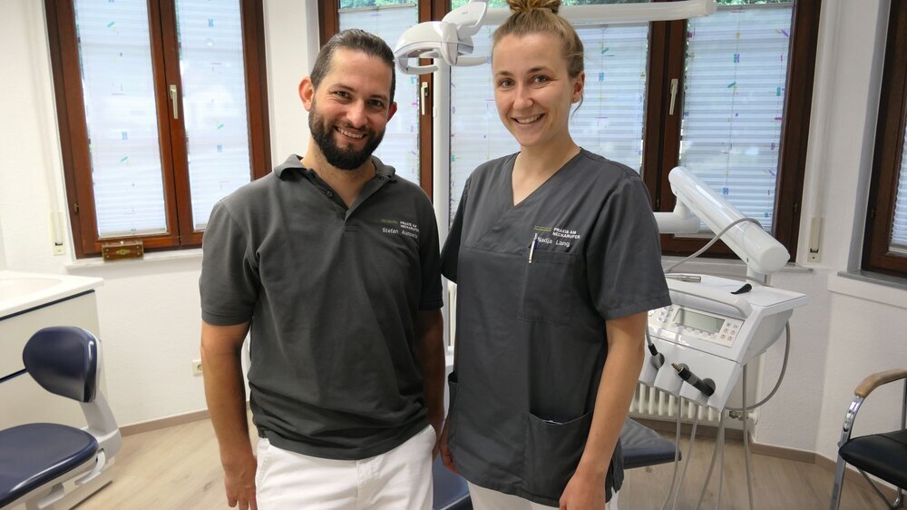 Zahnarzt Stefan Aupperle mit seiner Kollegin Nadja Lang in der Zahnarzt in Sulz am Neckar.