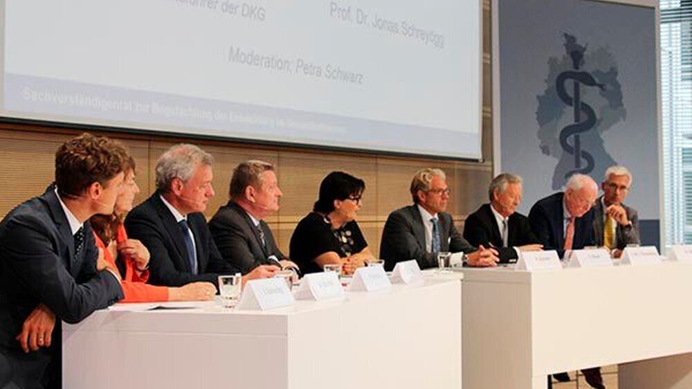 Auf dem Werkstattgespräch des Sachverständigenrates diskutierten (v.l.n.r.): Prof. Dr. Jonas Schreyögg, Prof. Dr. Marion Haubitz, Prof. Dr. Ferdinand Gerlach, Bundesgesundheitsminister Herman Gröhe, Petra Schwarz (Moderatorin), KBV-Chef Dr. Andreas Ga