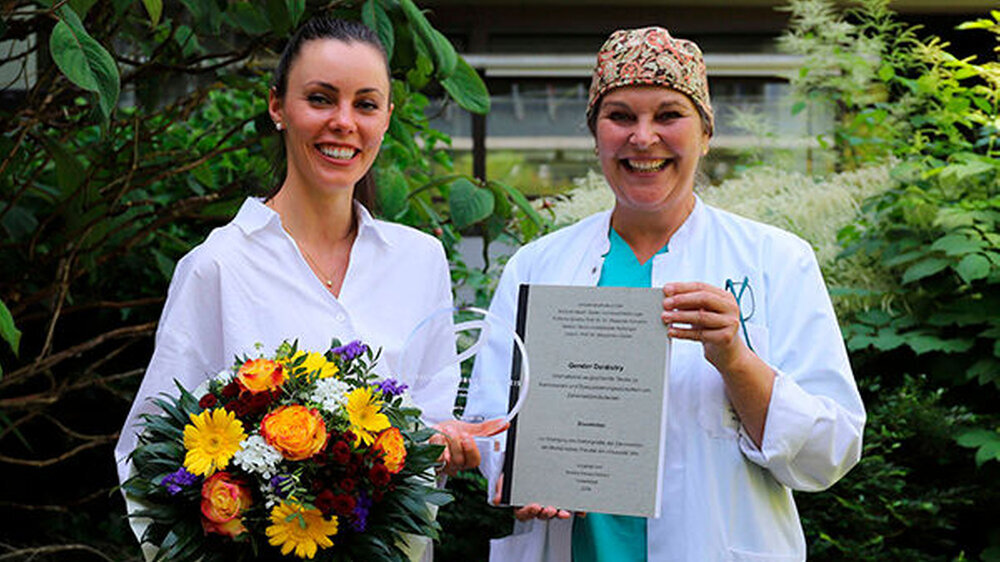 Für ihre Dissertation zur Motivation für ein zahnmedizinisches Studium hat Dr. Sandra Tanyeri (links) den Hirschfeld-Tiburtius-Preis 2020 erhalten. Prof. Margrit-Ann Geibel (rechts) hat ihre Doktorarbeit betreut.
