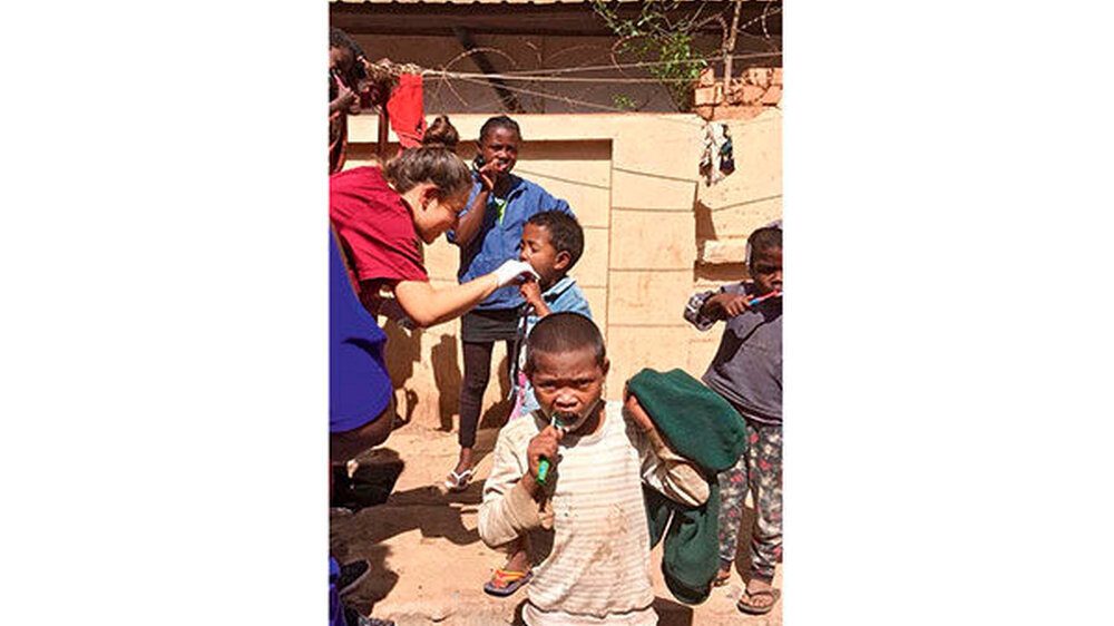 Sarah Pohl mit den madagassischen Kindern beim Zähneputzen im Freien.