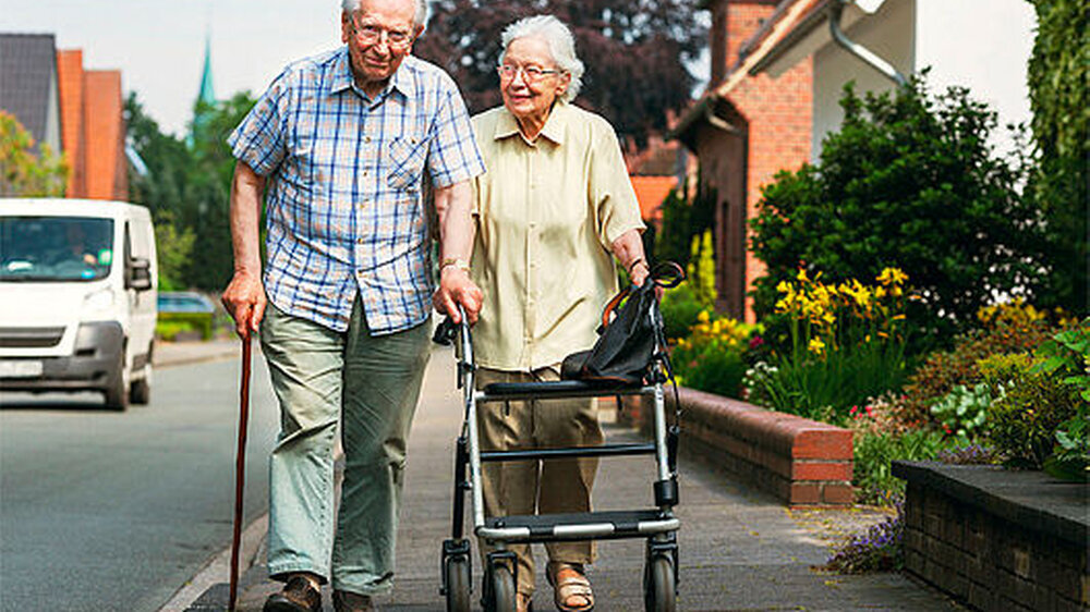 Die Mundgesundheit jüngerer Senioren mit einer schweren Behinderung in Deutschland ist schlechter als in der gesamten Altersgruppe. Die zentralen Unterschiede bei der Karieserfahrung, bei Zahnverlusten und bei totaler Zahnlosigkeit sind jedoch kein deuts Die Mundgesundheit jüngerer Senioren mit einer schweren Behinderung in Deutschland ist schlechter als in der gesamten Altersgruppe. Die zentralen Unterschiede bei der Karieserfahrung, bei Zahnverlusten und bei totaler Zahnlosigkeit sind jedoch kein deutsches Spezifikum.
