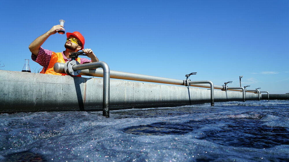An engineer controlling a quality of water ,aerated activated sludge tank at a waste water treatment plant. pollution Das gezielte Abwassermonitoring bietet laut Bundesgesundheitsministerium die Chance, frühzeitig Infektionswellen zu erkennen. Kläranlagen würden damit einen wichtigen Beitrag zum Gesundheitsschutz der Bevölkerung leisten.