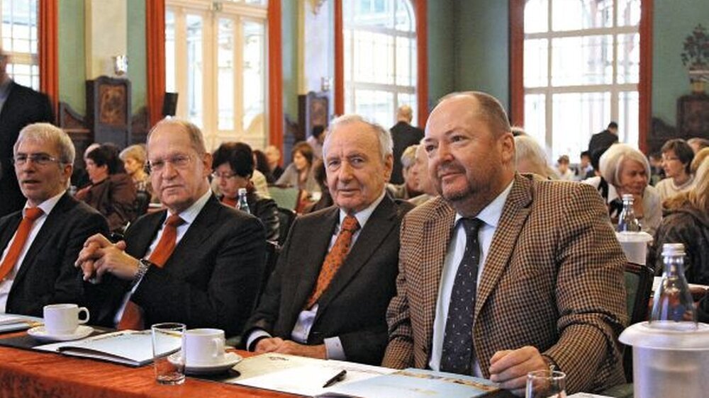 Ehrengäste waren unter anderem Dr. Peter Engel, BZÄK-Präsident, Dr. Dr. Jürgen Weitkamp, BZÄK-Ehren-präsident, und Jürgen Herbert, Präsident LZK Brandenburg (v.l.n.r.). | Ehrengäste waren unter anderem Dr. Peter Engel, BZÄK-Präsident, Dr. Dr. Jürgen Weitkamp, BZÄK-Ehren-präsident, und Jürgen Herbert, Präsident LZK Brandenburg (v.l.n.r.). |